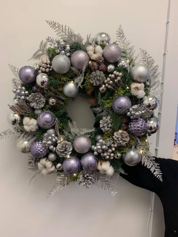 CHRISTMAS DOOR WREATH