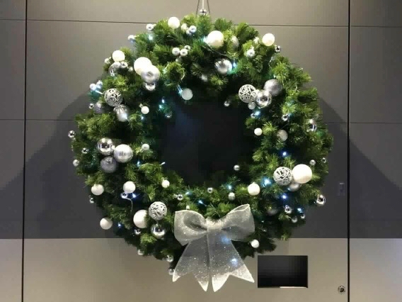 CHRISTMAS DOOR WREATH